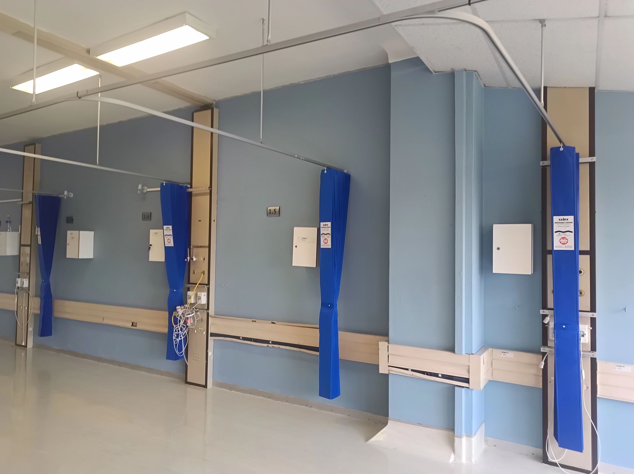 Las cortinas de cubículo desechables eliminan los estándares de higiene elevan en los centros de salud africanos: el éxito de la instalación de las acciones de Thirdwave Supplies