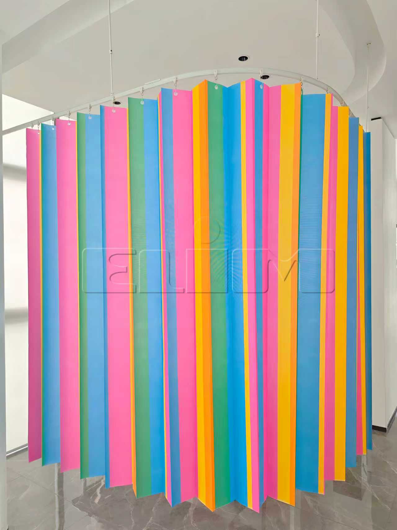 Cortinas desechables para sala infantil.